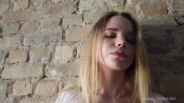 CharmModels: Juna 18 साल की लड़की टॉपलेस boudoir Video