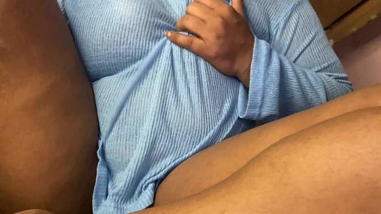 Angoori: 村のポルノの少女がビデオ通話中にセックスチャットしながら自分で指を入れている