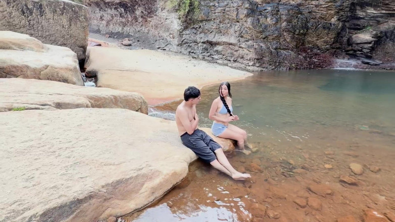 LiaMiller: Po hodině jsem šla k řece... Potkala jsem cizince a šukala ho venku...