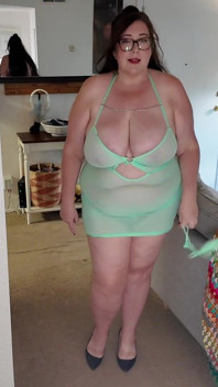 Weelderige grote tieten bbw milf catwalk en strip