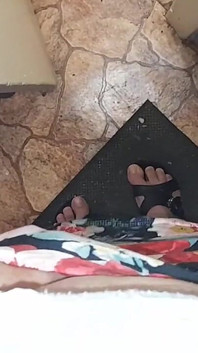 我在浴室里偷窥我的年轻继妹并撸管