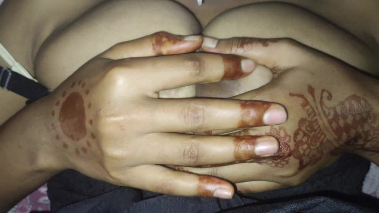 Lovely Dipti: Urocza Dipti pokazuje gorące cycki palcowania cipki