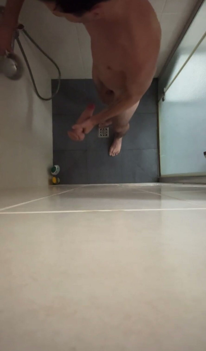 boyzxy212_2: Brincou Com Um Vibrador Enorme No Chuveiro