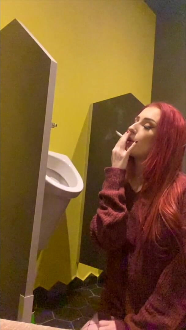 Gigi Rouge: Fumare in un orinatoio