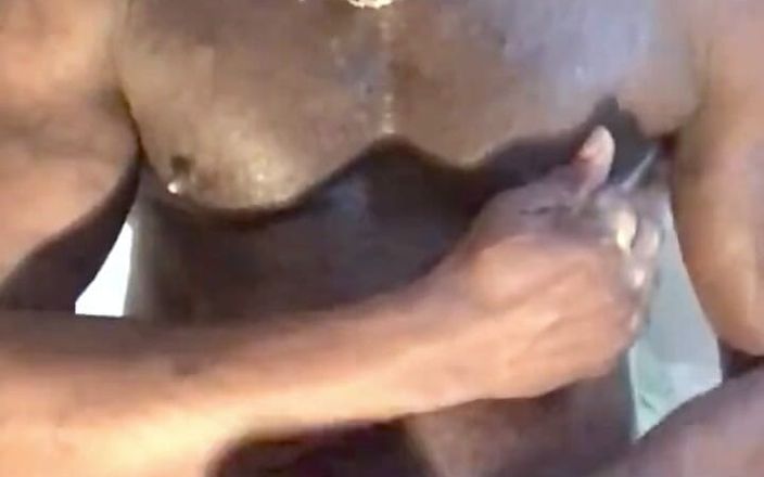 Black mature kinky muscle: 性感强烈的大黑屌肌肉手淫和射精场景