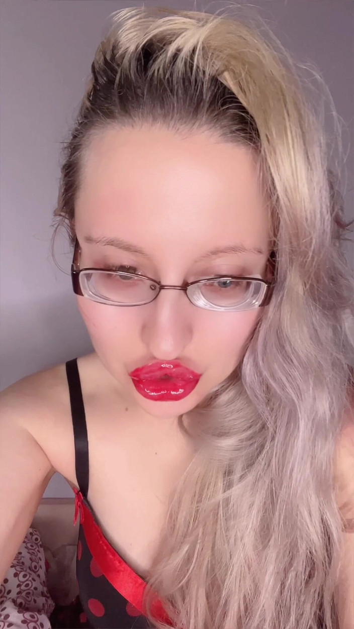 FinDom Goaldigger: 大红唇在你的鸡巴上