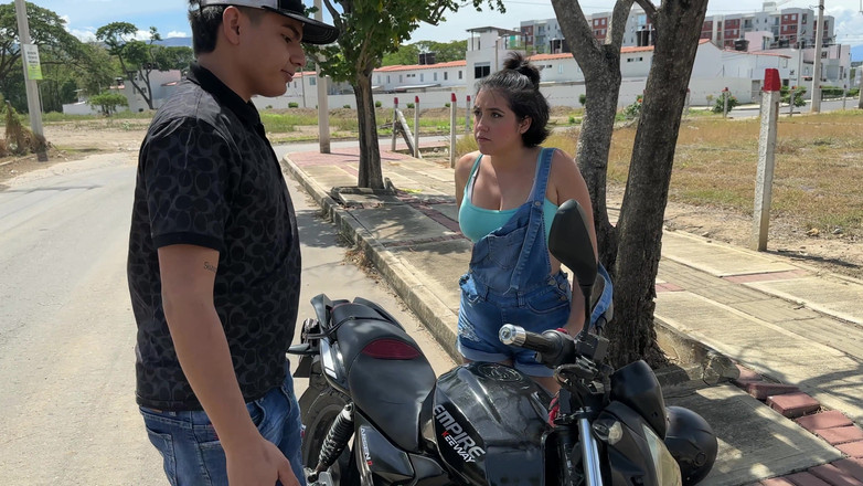 ManuelaAlvarez: Najdu si sexy holku s velkým zadkem a její motorkou...