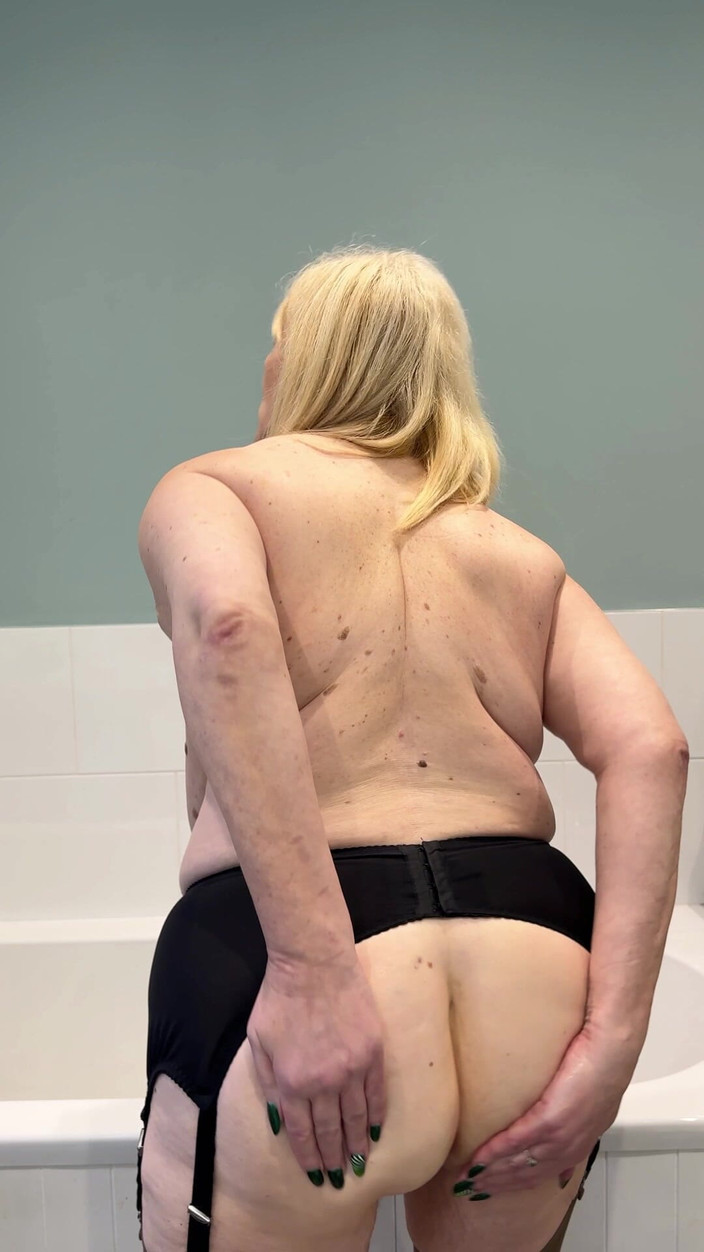 catherinecan69: Ik Heb Een Fles Olie. Olie Mijn Tieten, Kont En...