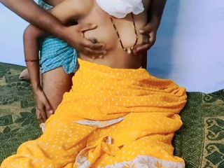 Desi hot couple: Ấn Độ bhabhi trong saree màu vàng lắc lư