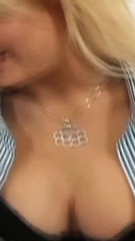 Antrenorul lesbian Kylie Reese își fute cu degetul echipa în orgasme multiple