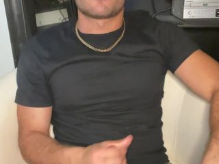 Christian Styles: Hopa, ejaculează pe tricoul meu negru