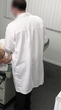 运动型青少年需要医生的便条，所以她让他从她的小阴户中抽插 sh*t，并射遍她漂亮的脸庞