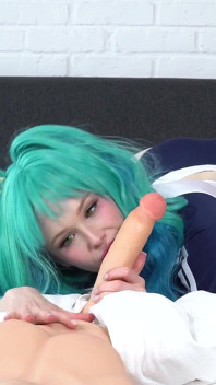 Si jalang Anime berambut biru, Arielka, memakai persembahan solo gila