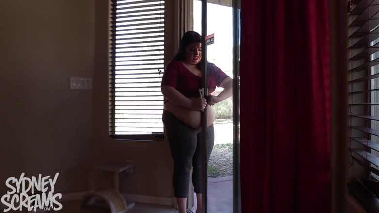 Sydney screams fetish: Fatty Gets Stuck in Door - Wmv