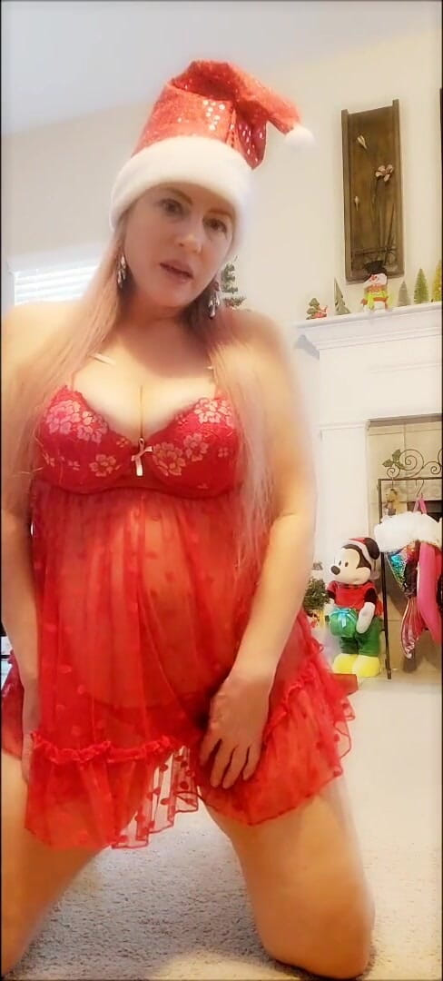 Nikki Nevada: 크리스마스 트리 아래에서 자위하는 섹시한 밀프 Nikki 2021
