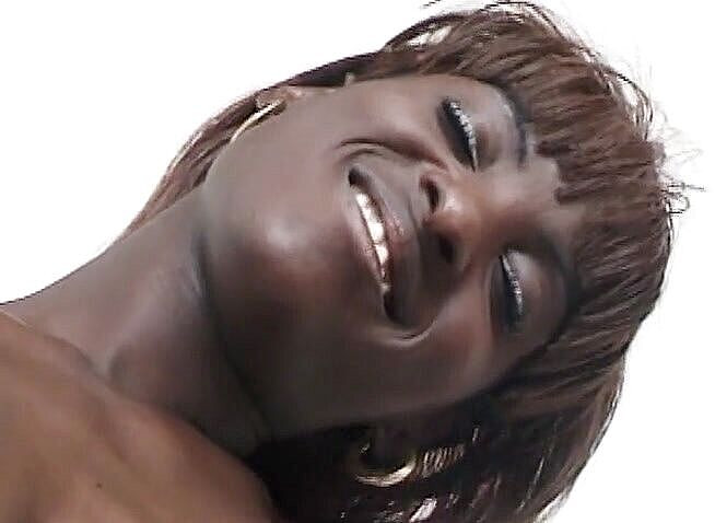 Dark Extreme: Heiße ebenholz-MILF genießt weißen großen schwanz