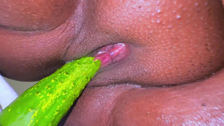 Aria Mia: Awek bujang panas meletakkan timun ke dalam pepeknya, dia mahukan...