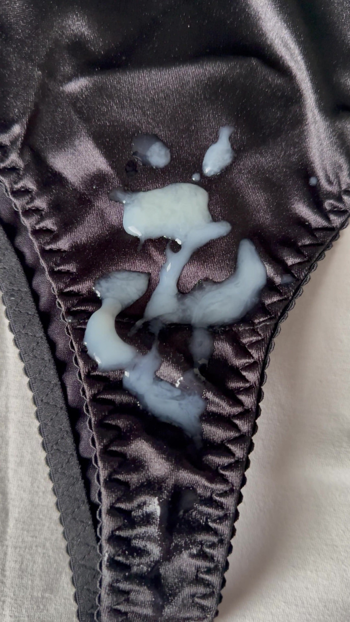 CumDaily: Éjaculation sur la culotte de ma femme 17