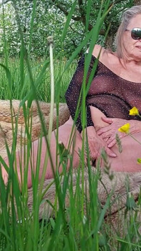 Mamie Devient Excitée En Se Masturbant Et En Criant Dehors!