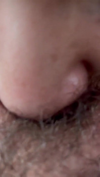Il mio piccolo clitoride peloso viene succhiato pov