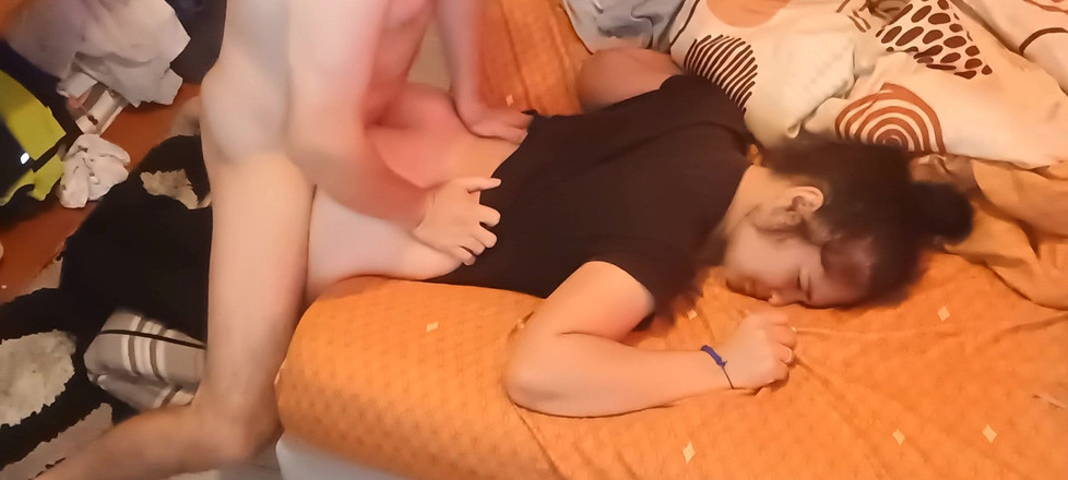 Ionut899: Il patrigno usa la mia figa per lasciarti libero