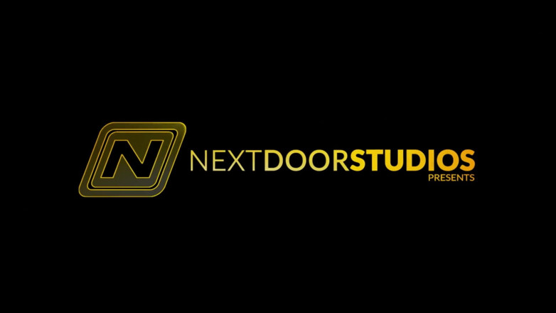 Next Door Studios: NextDoorBuddies - Poté, co si zahodí míč na pláži, se svaly...