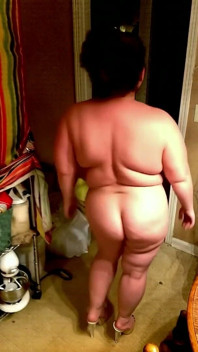 マクロマスティアの胸を持つ成熟した娼婦