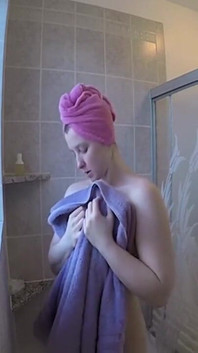 Sexy Sunny Lane zvlhne ve sprše!
