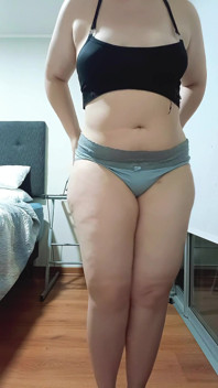 큰 뚱뚱한 엉덩이를 보여주는 것을 즐기는 Nicole