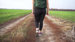 Teasecombo 4K: Una miLF in collant neri cammina e stuzzica il suo...