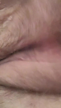 Je joue avec ma chatte poilue et étroite
