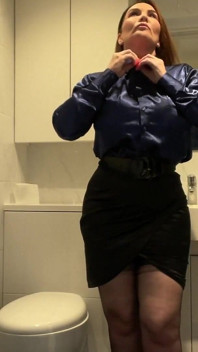 Secretară disperată de orgasm cu ejaculare înainte de muncă!!