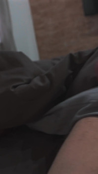Enteado sonha em sexo a três com madrasta e a fode em cama compartilhada com porra dentro