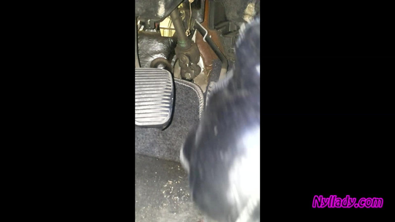 Nyllady: Nyllady Driving e Revving Her Bravo em Botas de Salto...