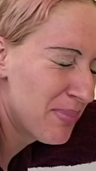 Enema - grandes litros saem e menina fodida duro