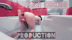 Tiffany Ciskiss: Tiffany Ciskiss, grosse folle avec plug anal en verre