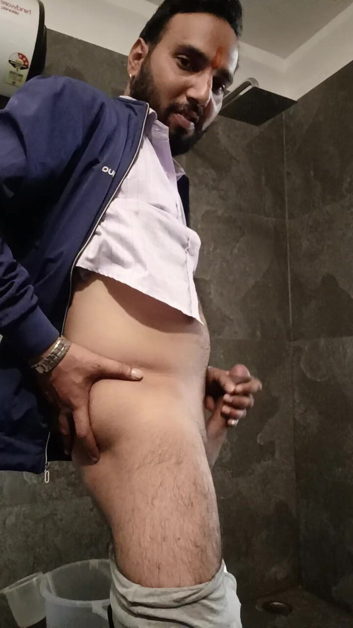 Rajasthani-old-lover: Hintli adam elle muamelenin tadını çıkarıyor