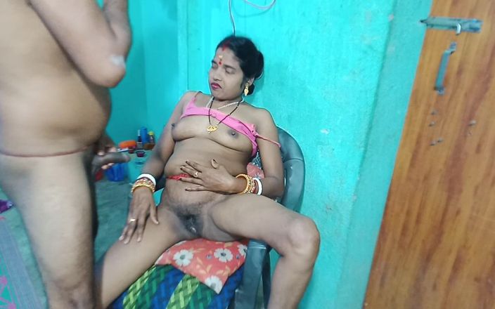 Sumitra-bhabi: 岳父让他的儿媳坐在椅子上，操了她裸体