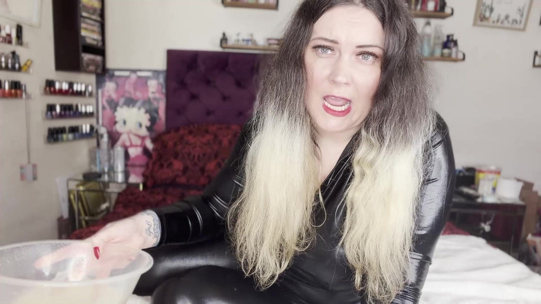 MissFFW: Mistress Ffw Pisses in a Bowl to Show Loser