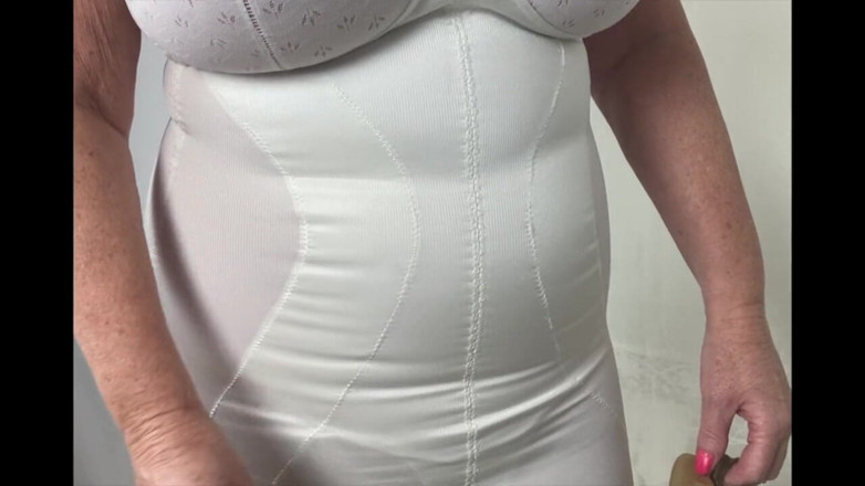Aunty Sandra vintage girdle queen: Tante sandra lagi ganti baju untuk kamu semua