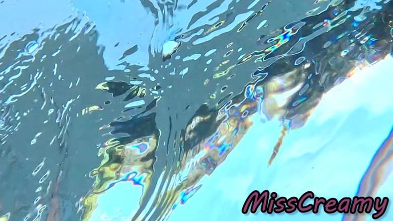 Miss Creamy: 在游泳池里的一个女孩面前露出我的鸡巴并操我 - 与附近的人一起非常冒险 - misscreamy