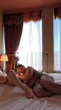 Stiefmutter feiert stiefsohn-geburtstag im hotel, harter Anal, blowjob