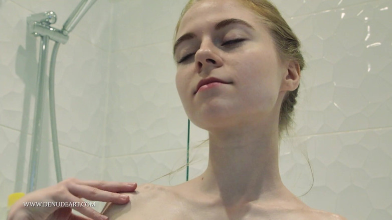 Denudeart: キュートでセクシーなメロディーがオイルで彼女自身をマッサージ