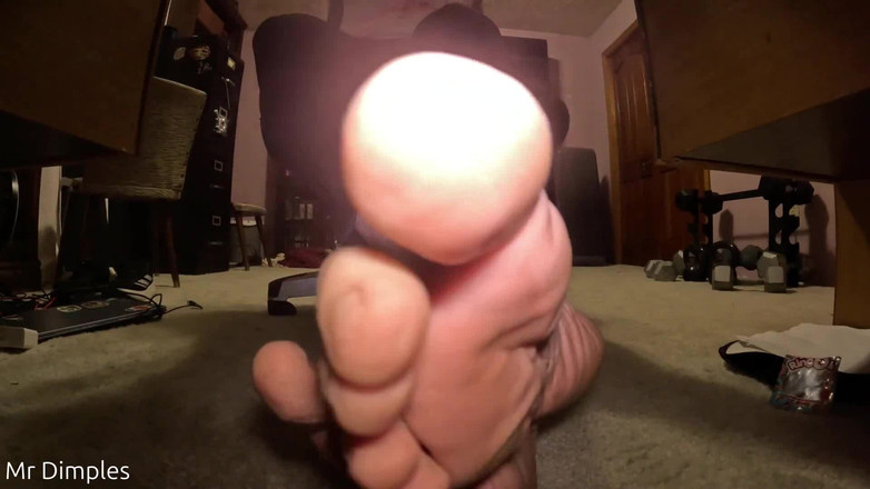 Mr Dimples: Uctívej moje nohy, zatímco hraji!