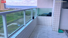 Curious Electra: Dikke kont op het balkon