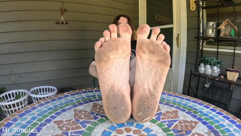 Mr Dimples: Mostro i miei piedi sporchi