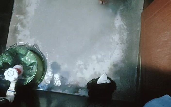 Indian BBC: La mia sorellastra mi vede durante il bagno nudo. Guarda...