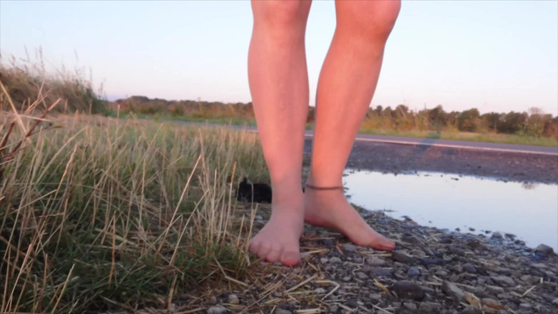 Footfetish: Stoking terang dan kasut pantai dalam lopak
