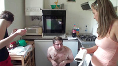 Foot Girls: Giovani donne che giocano con il loro schiavo in cucina