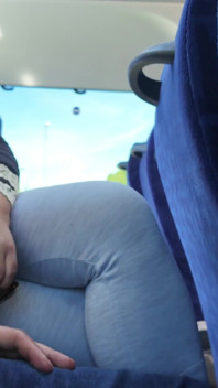 Exibicionista seduz milf para chupar e masturbar seu pau no ônibus até ele gozar